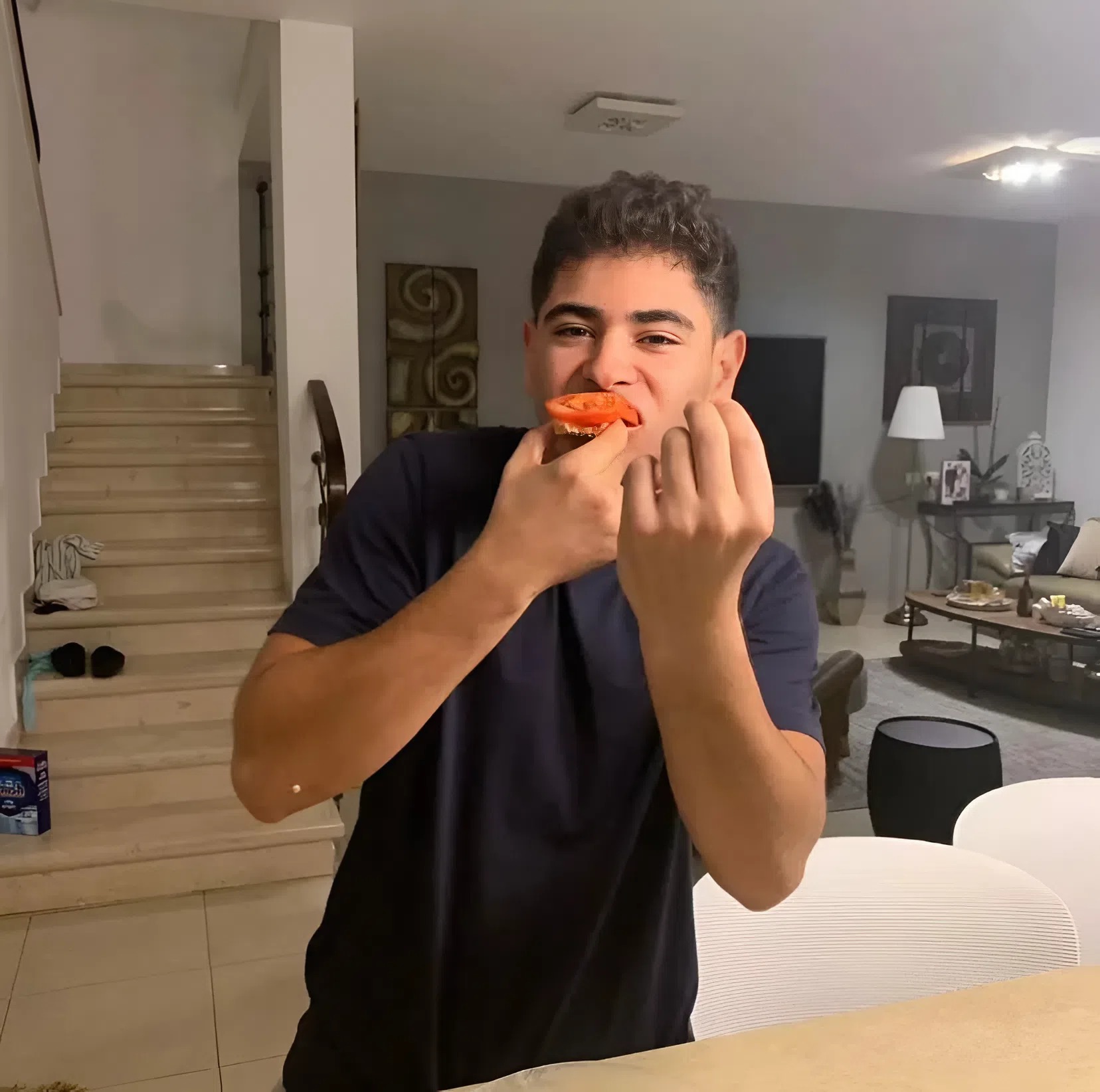 דויד ששון ז״ל מחייך בבית